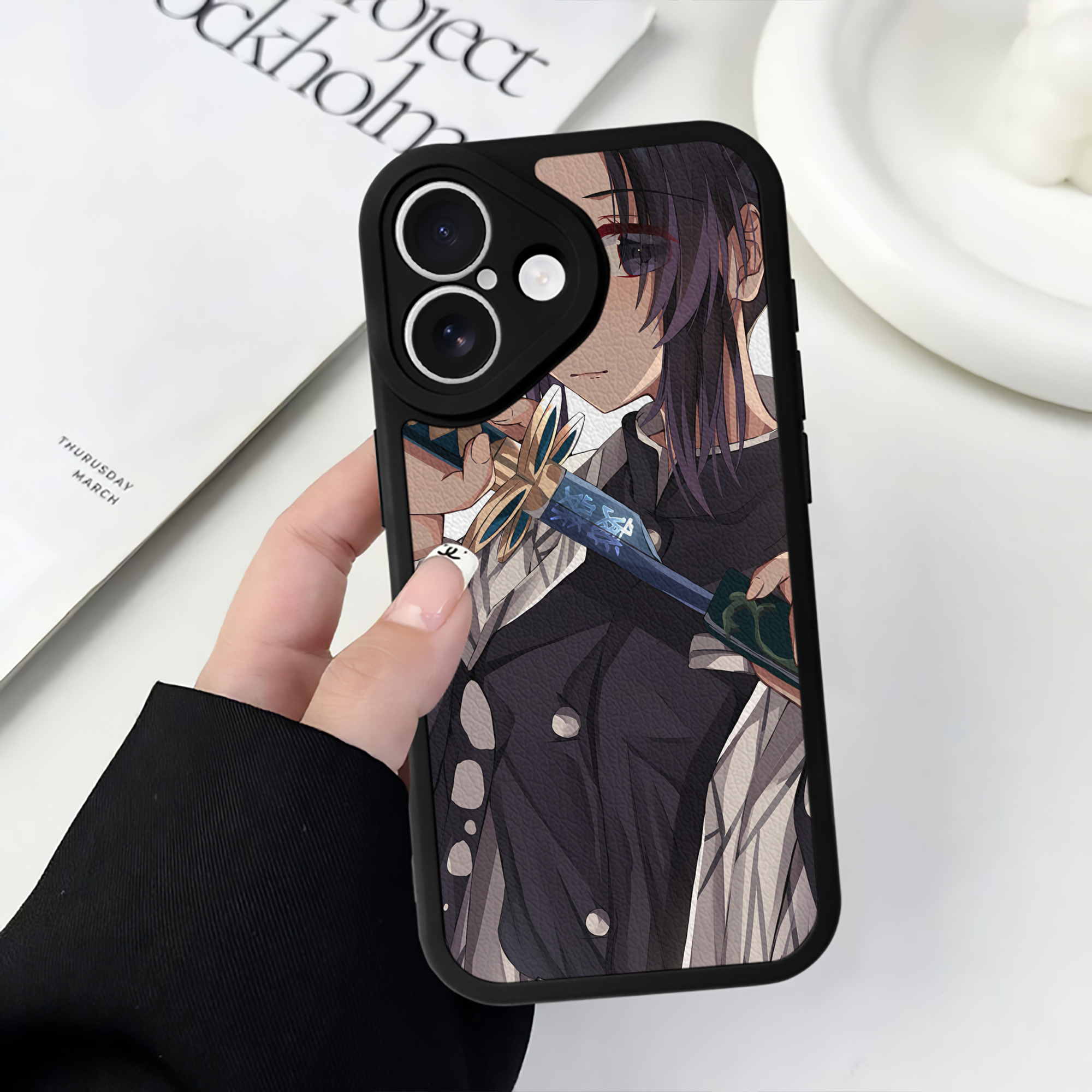 （画像用） 鬼滅の刃（きめつのやいば）蟲柱-胡蝶 しのぶ／こちょう しのぶ Kochou Shinobu 【iPhone 16シリーズ対応】シリコンスマホケース（レザー調） 材質：シリコン